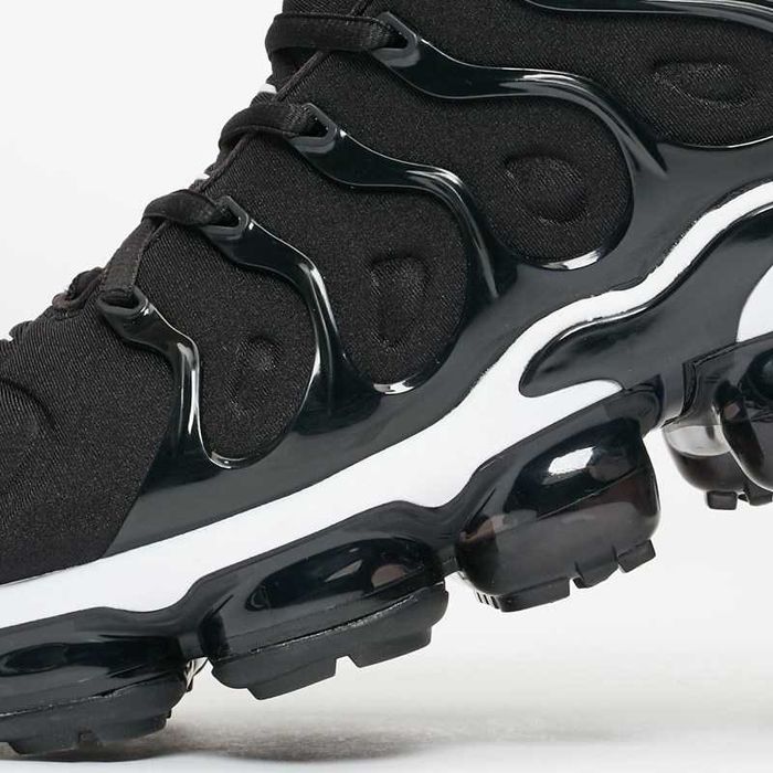 Nike Air VaporMax Plus Black and White / Outlet