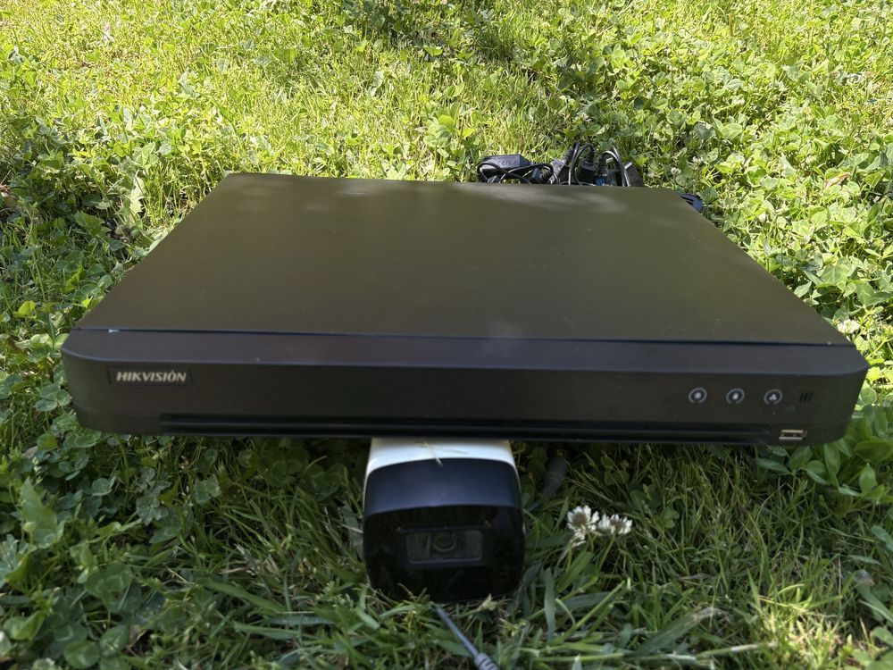 Vand sistem video de supraveghere Hikvision cu DVR utilizat