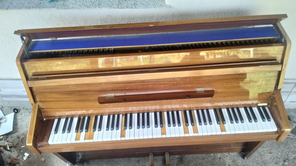 Pianina de vânzare
