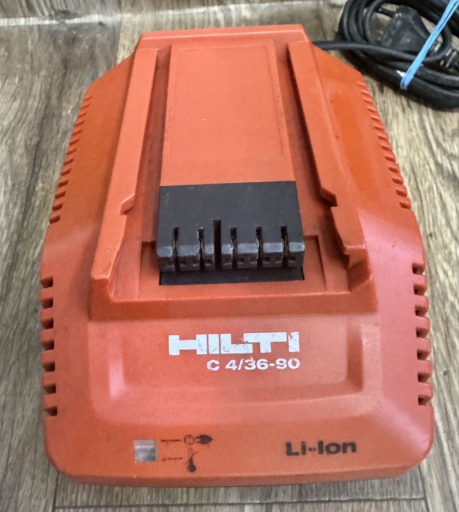 Solamanet vinde:Statie incarcare + Acumulator Hilti