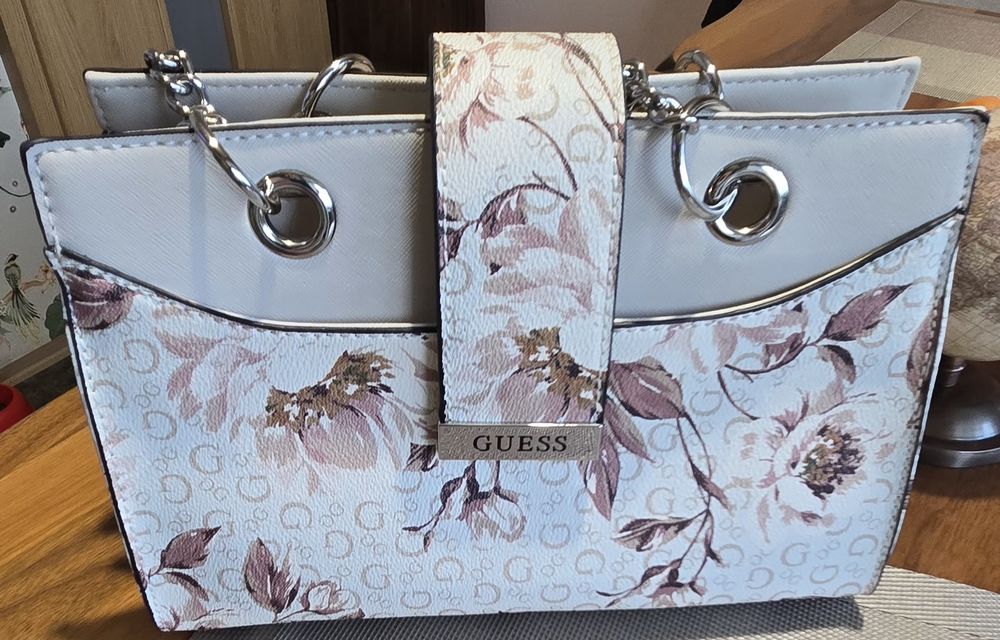 Дамска чанта GUESS
