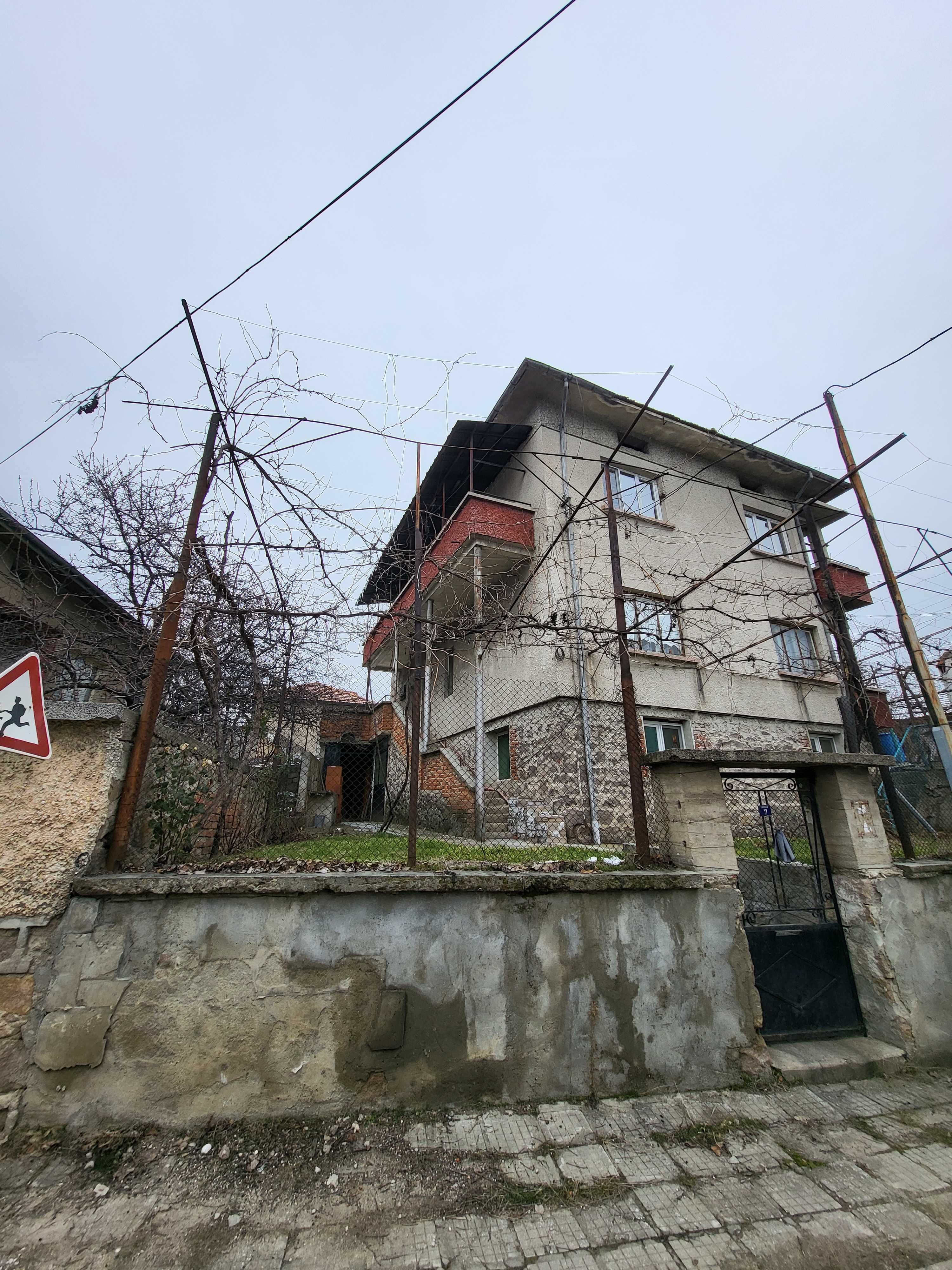 Продава къща в гр.Пещера