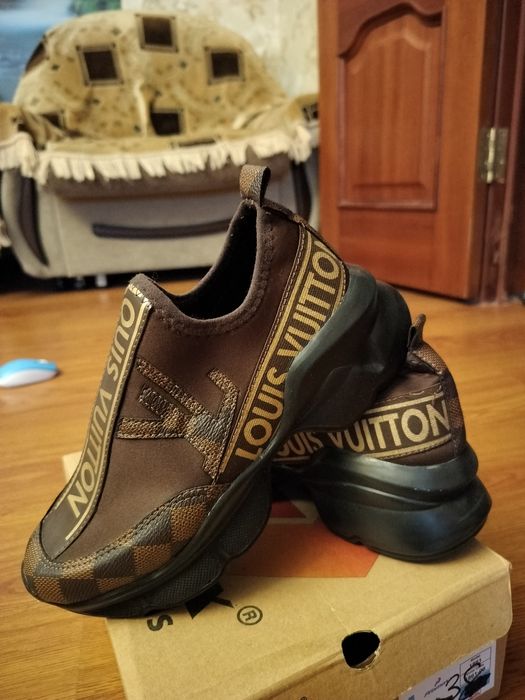 Продам новые кроссовки