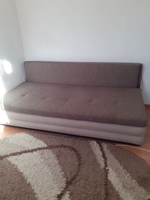 Vand canapea extensibilă in stare foarte bună
