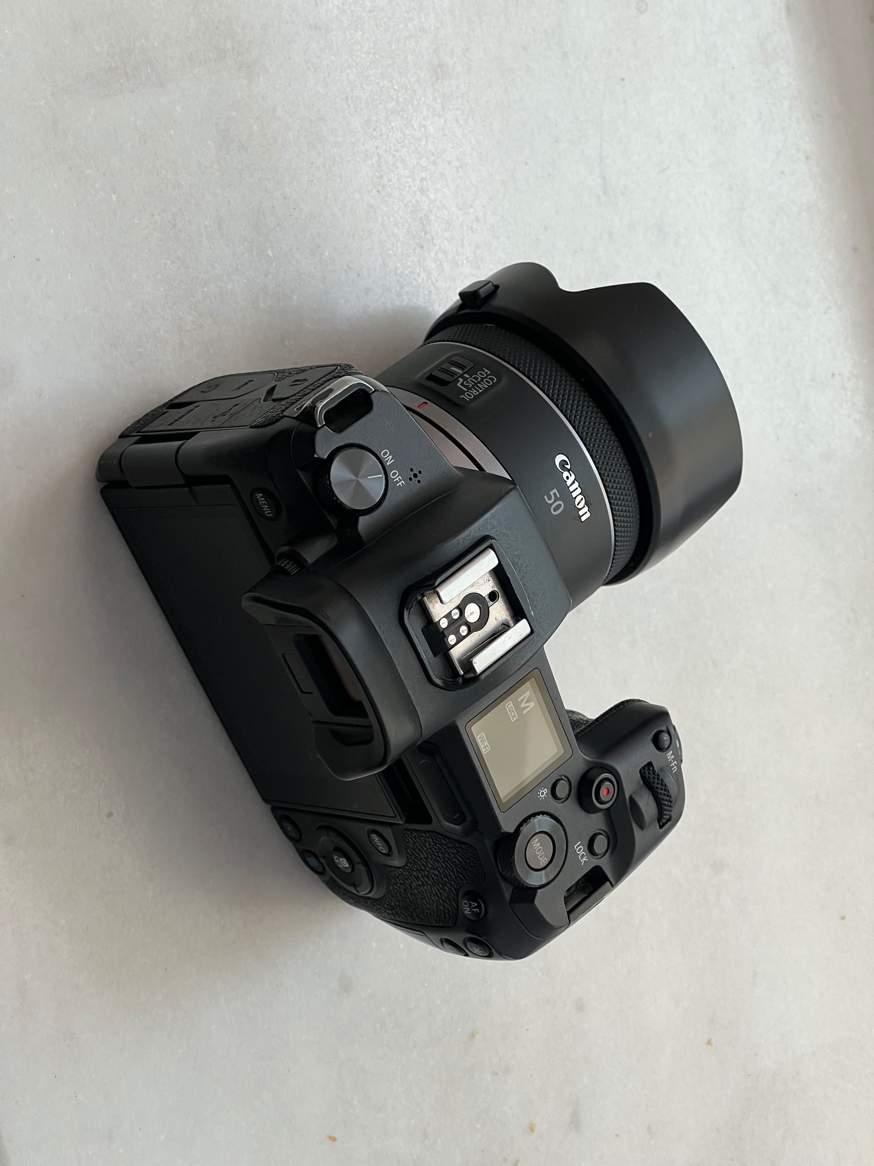 Aparat foto Canon R