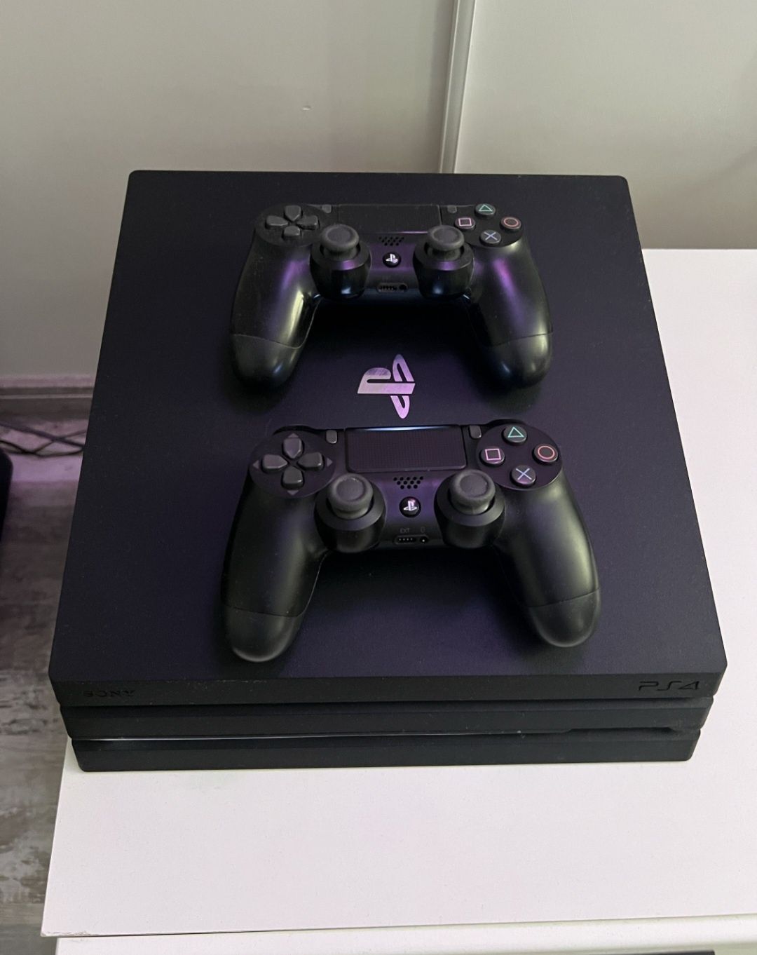 Ps4 Pro 1Tb cu 2 manete si jocuri