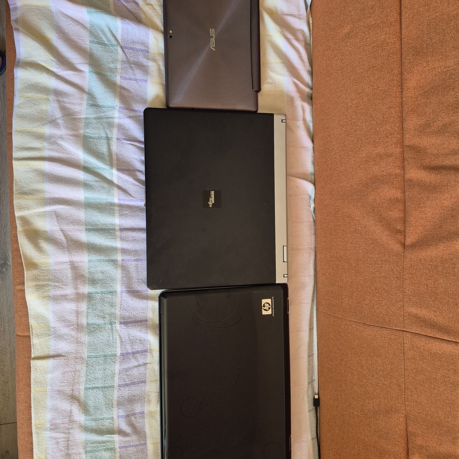 Vând laptop-uri.