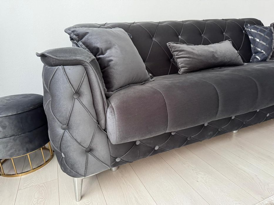 Vând canapea ,făcută la comanda ,stare impecabila