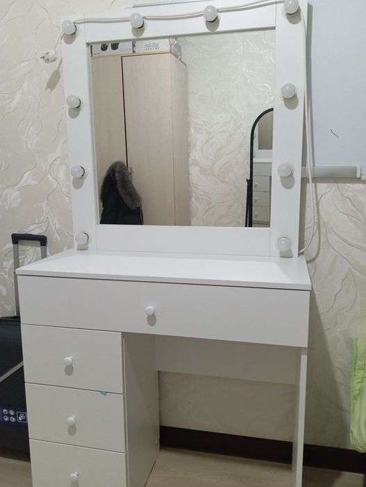 Комод/Туалетный столик/Гримерный столик с лампочками