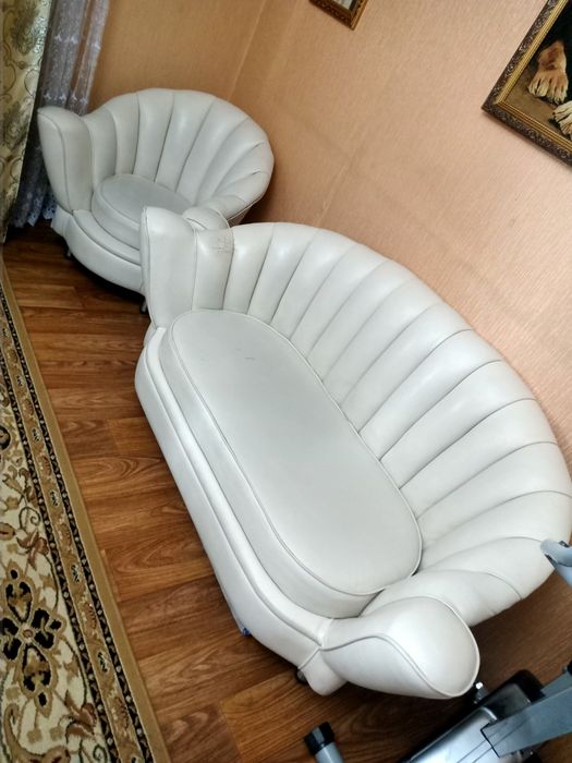 Коженный диван и кресло