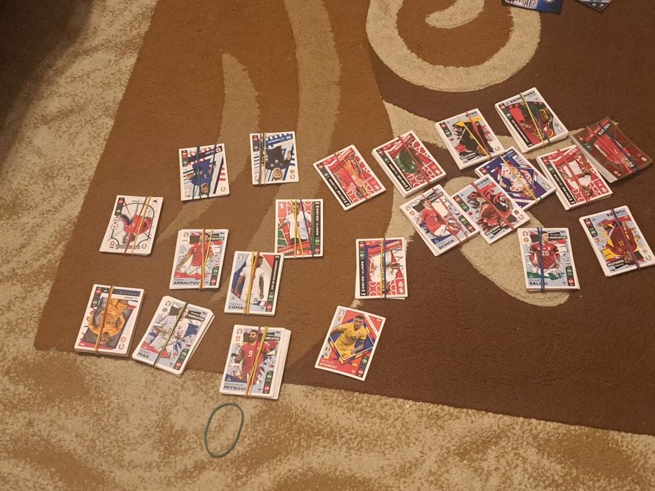 Vand diferite cartonașe !!! În stare bună !!!