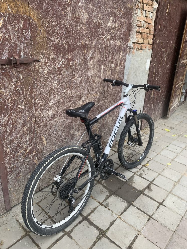 Bicicletă focus full-suspension