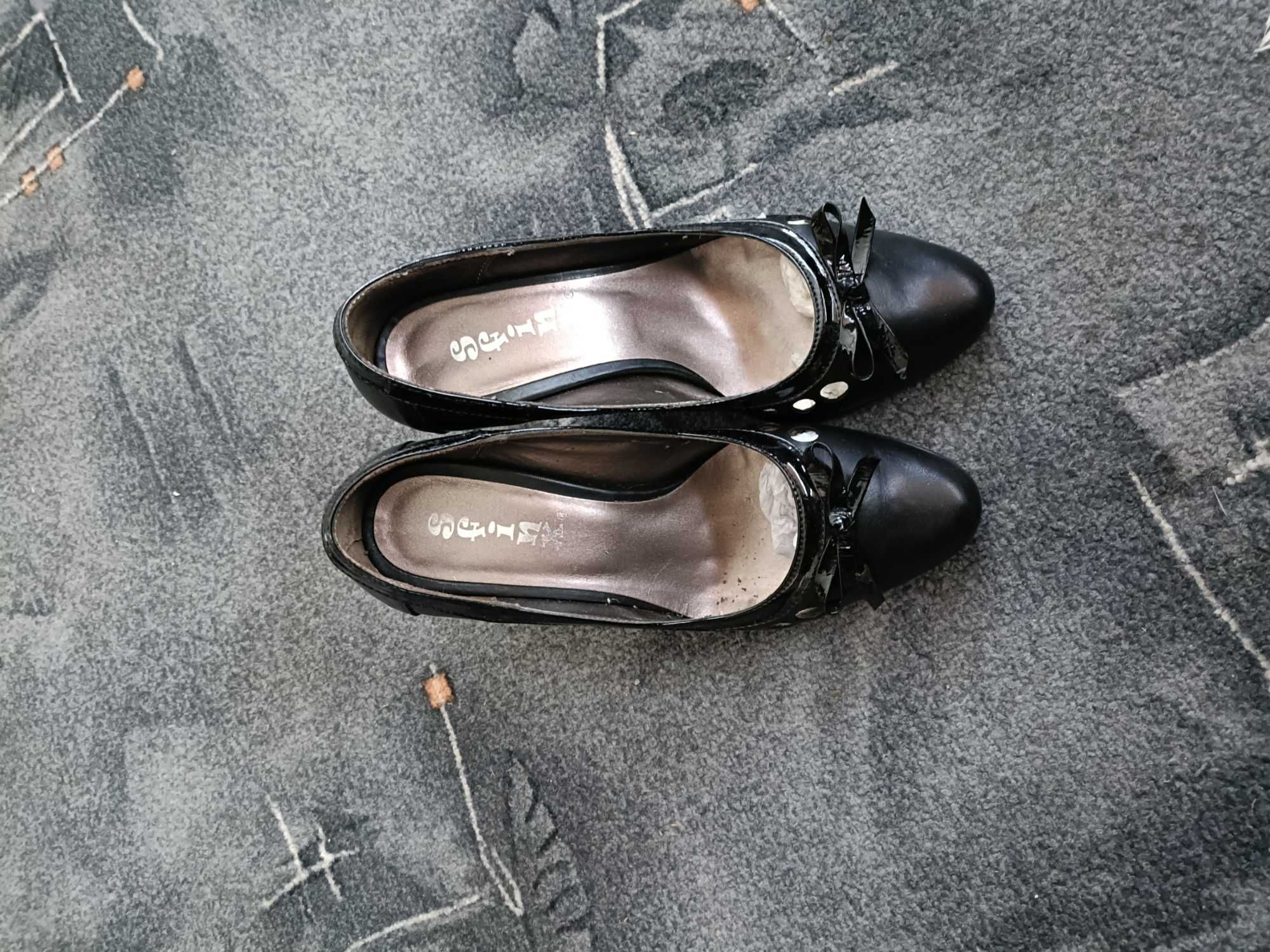 Vând pantofi piele