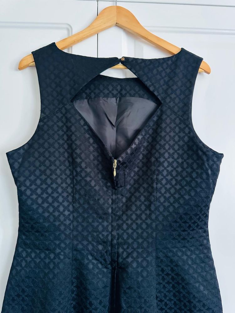 Rochie neagra de seara , fara maneci , de la firma H&M