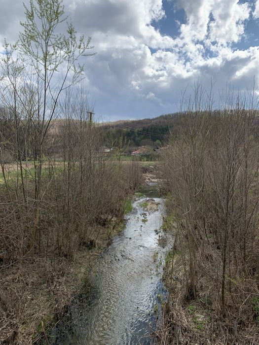 Vând teren retras, deosebit