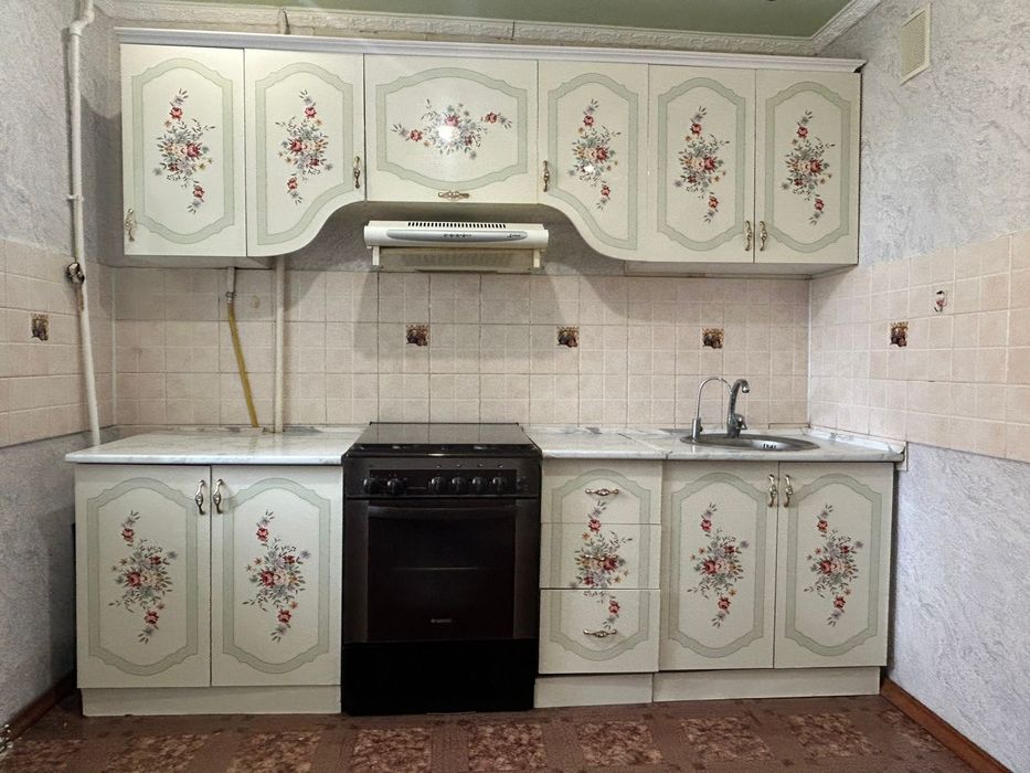 Срочно продам кухонный гарнитур .шкаф и кровать