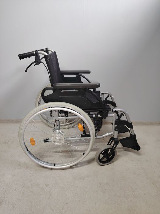 Carucior cu rotile/Fotoliu rulant  pentru persoane cu handicap.051