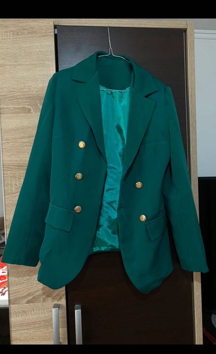 Costum nou fără etichetă