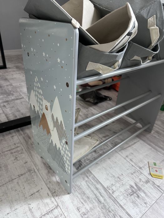 Етажерка за играчки