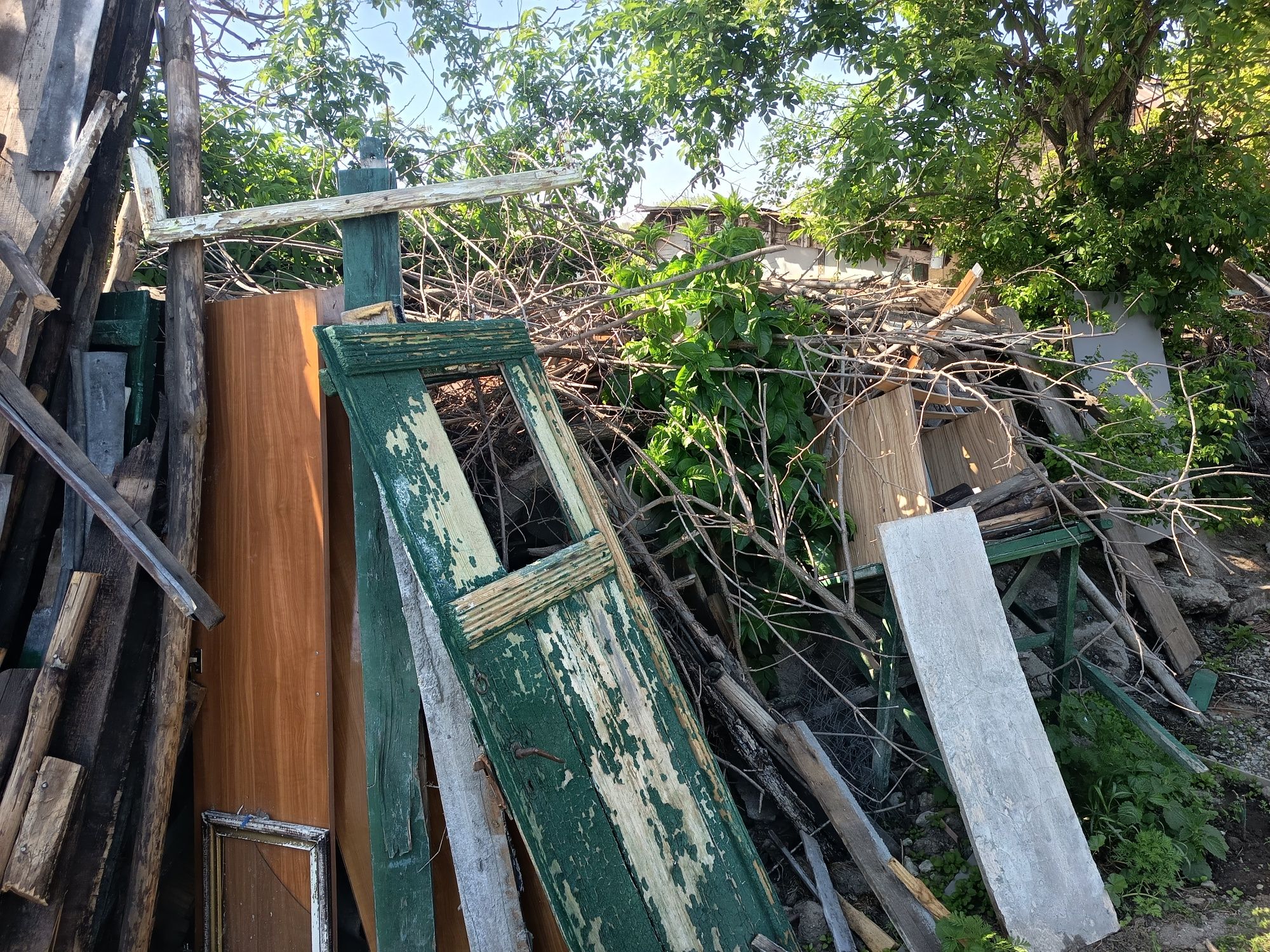 Donez lemne din demolări.