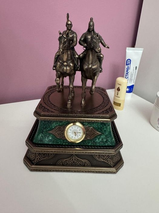 Продам статуэтку (сувенир) Исатая и Махамбета