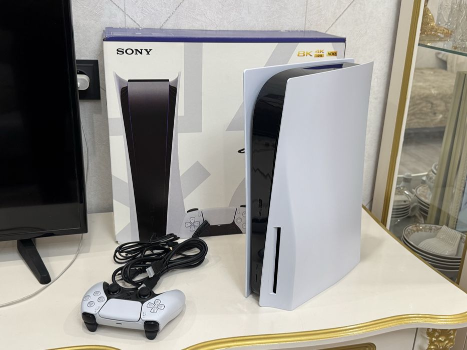 PlayStation 5 1TB + 2 геймпада + FC25 | Почти новый