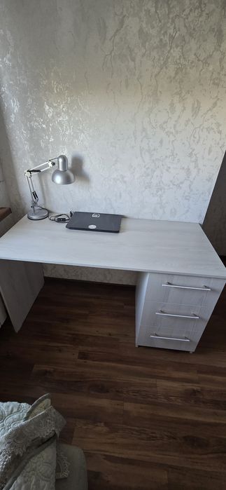 Продам стол письменый