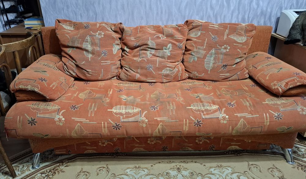Диван с подушками