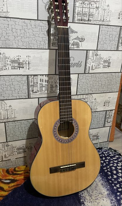 Продам класическую гитару