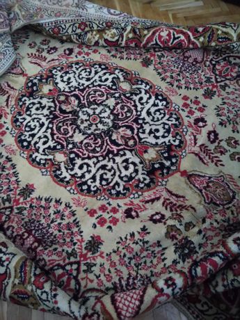 Продавам персийски килим,размер 3.30 на 2.40 м.