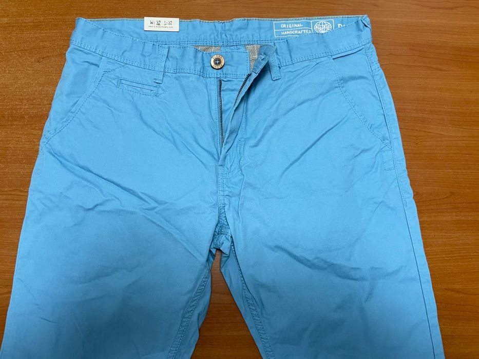 Pantaloni noi, cu eticheta