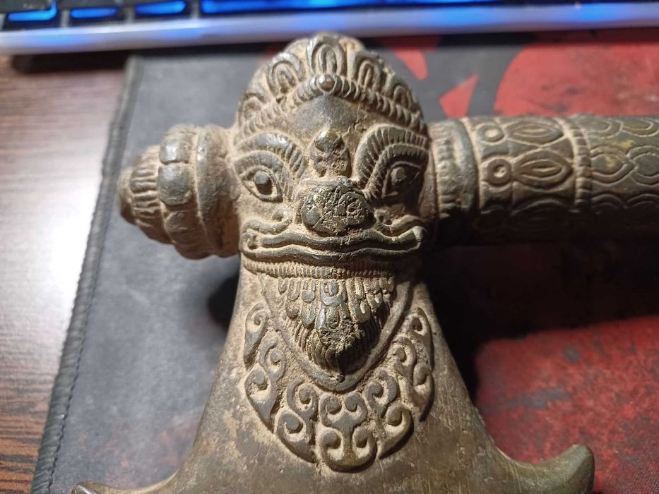 Toporisca vintage ritualica din bronz