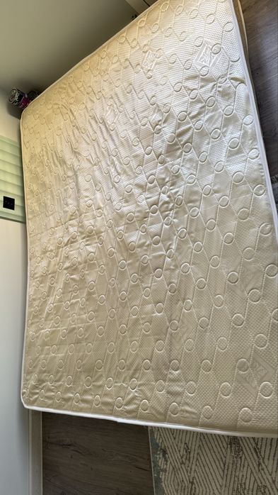 Матрас бу,ески матрас сатылады беттери таза,пружинасы отырган кей жери