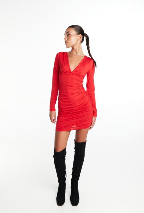 Елегантна рокля в червено с набран ефект