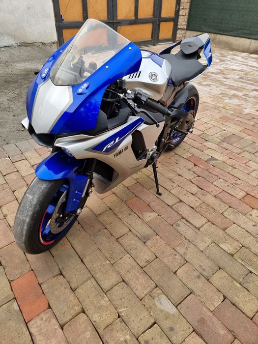 Yamaha r1 sotiladi