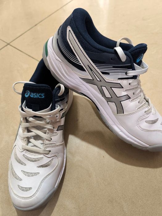 Волейболни обувки asics.