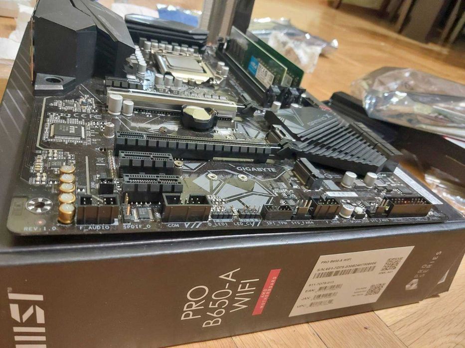 i5 10600K + Gigabyte Z490 Gaming X AX Wi-Fi + 32GB Crucial 2400mhz