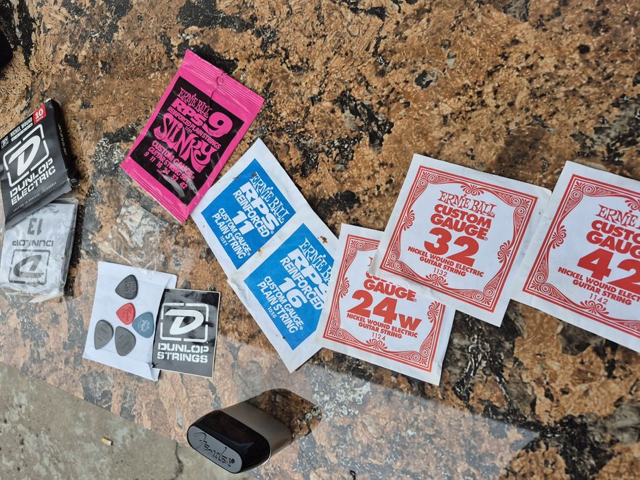 Vând accesorii pentru chitara, Dalop toate la pachet 


Atentie !!!

-