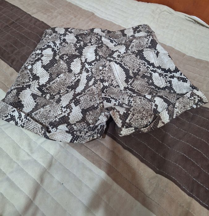 Rochie Pull&Bear, pantaloni animal print H&M