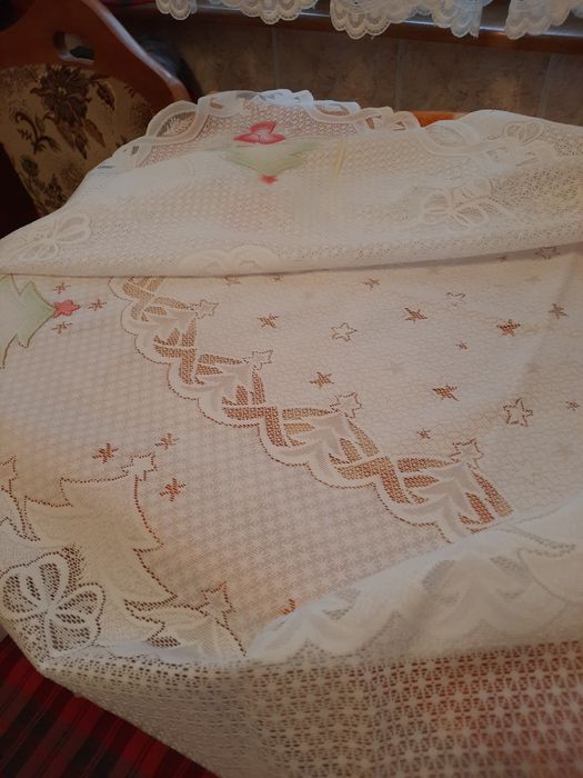 Fata de masa din dantela