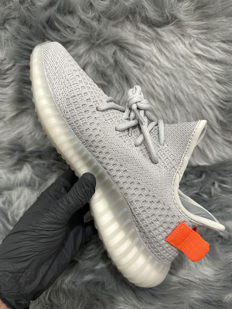 36-46 Yeezy 350 v2 Tail Light