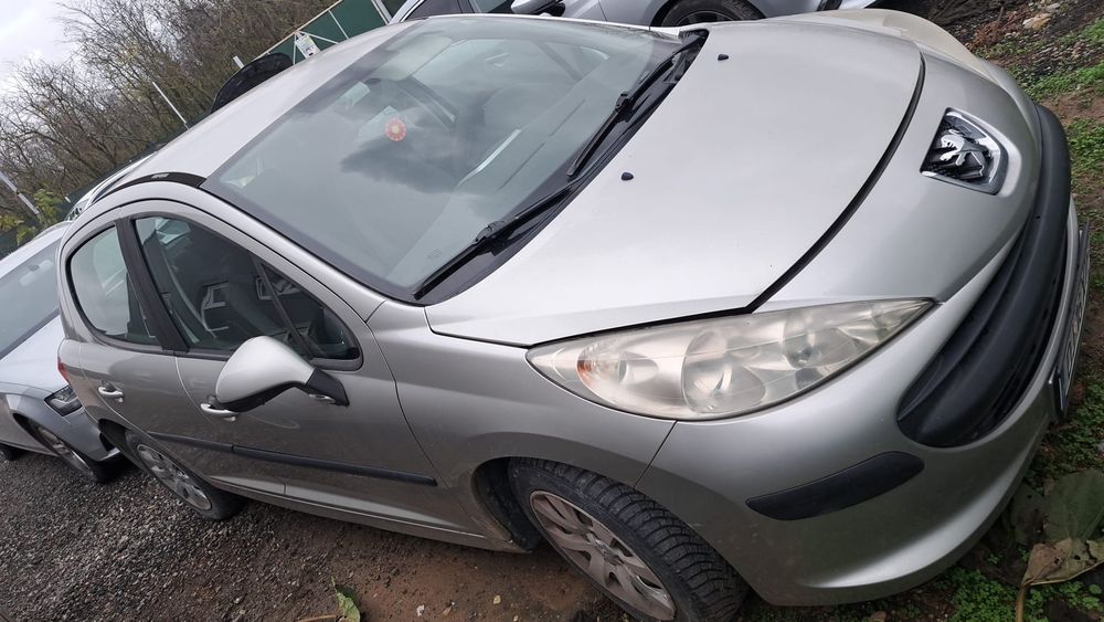 Mașina Peugeot 207