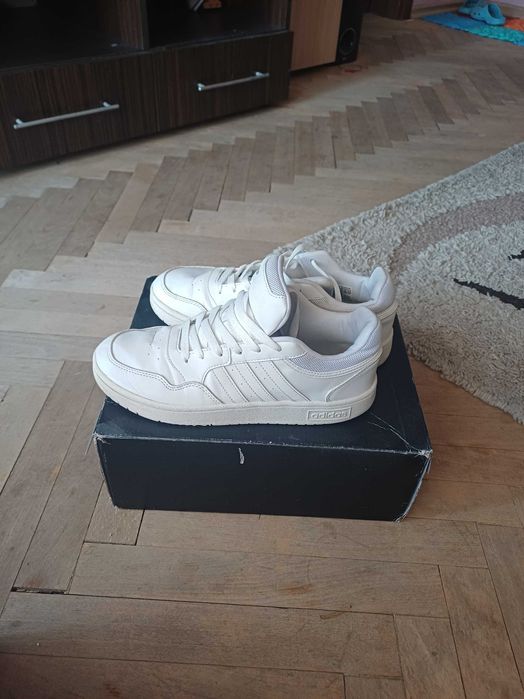Оригинални бели маратонки adidas