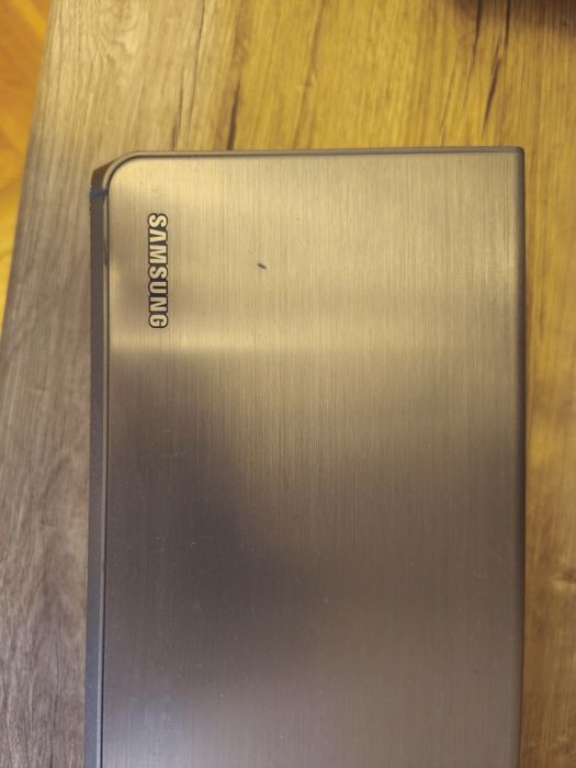 ine este cel mai probabil un Samsung HW-MS6501 soundbar curbat, 3.