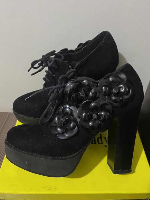 Биік өкшелі аяқ киім