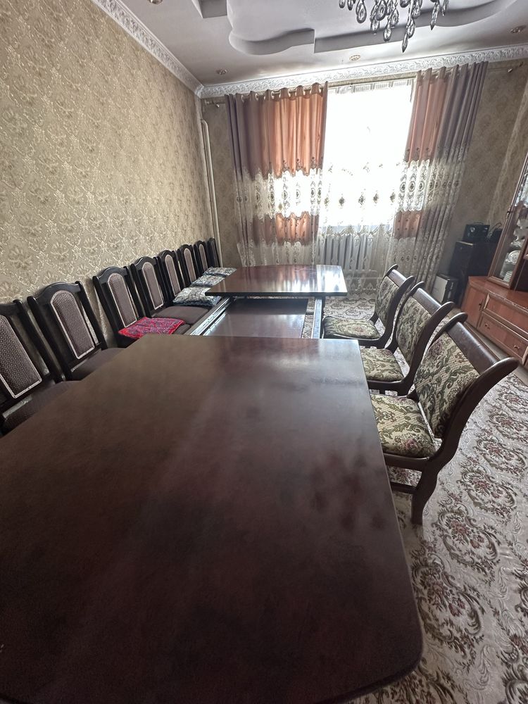 Продаеться стол со стульями 10штук. Стол длина 4метр. Деревянный.