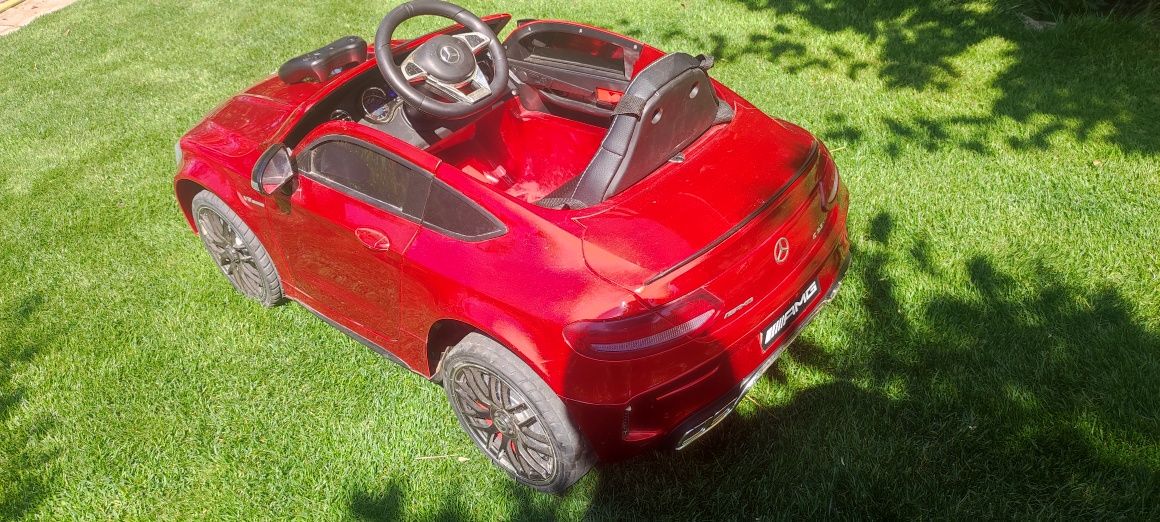 Акумулаторна кола Mercedes-Benz C63 AMG с дистанционно управление