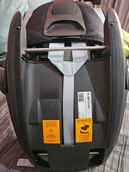 Scoica  cloud z2 cybex! Are doar o zgarietura, arata foarte bine!