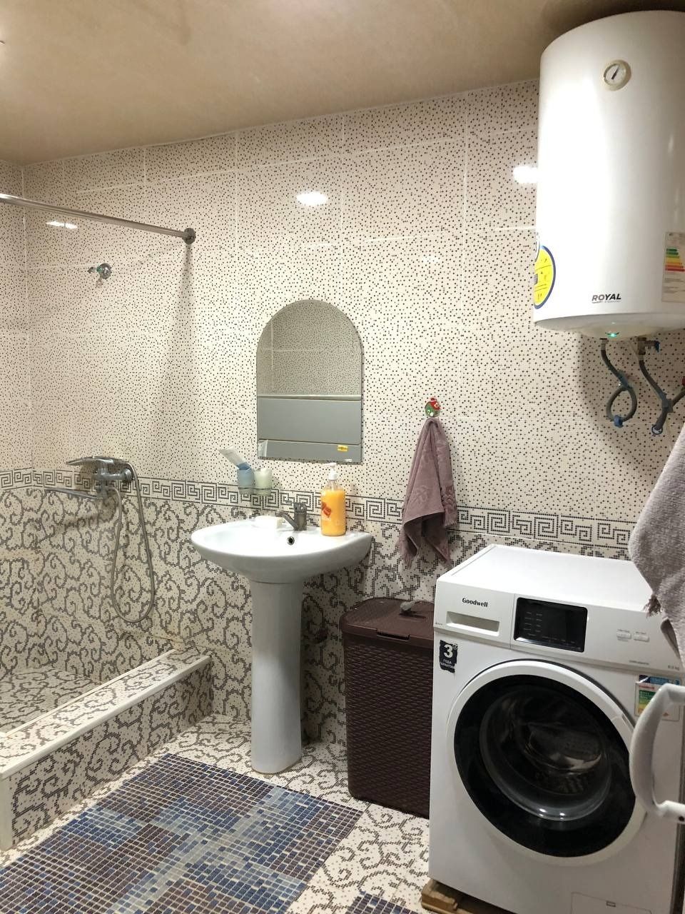 Guliston shahar markazida, KOTEDJ 5 xonali, mo'ljal 2 mavze, 7 maktab.