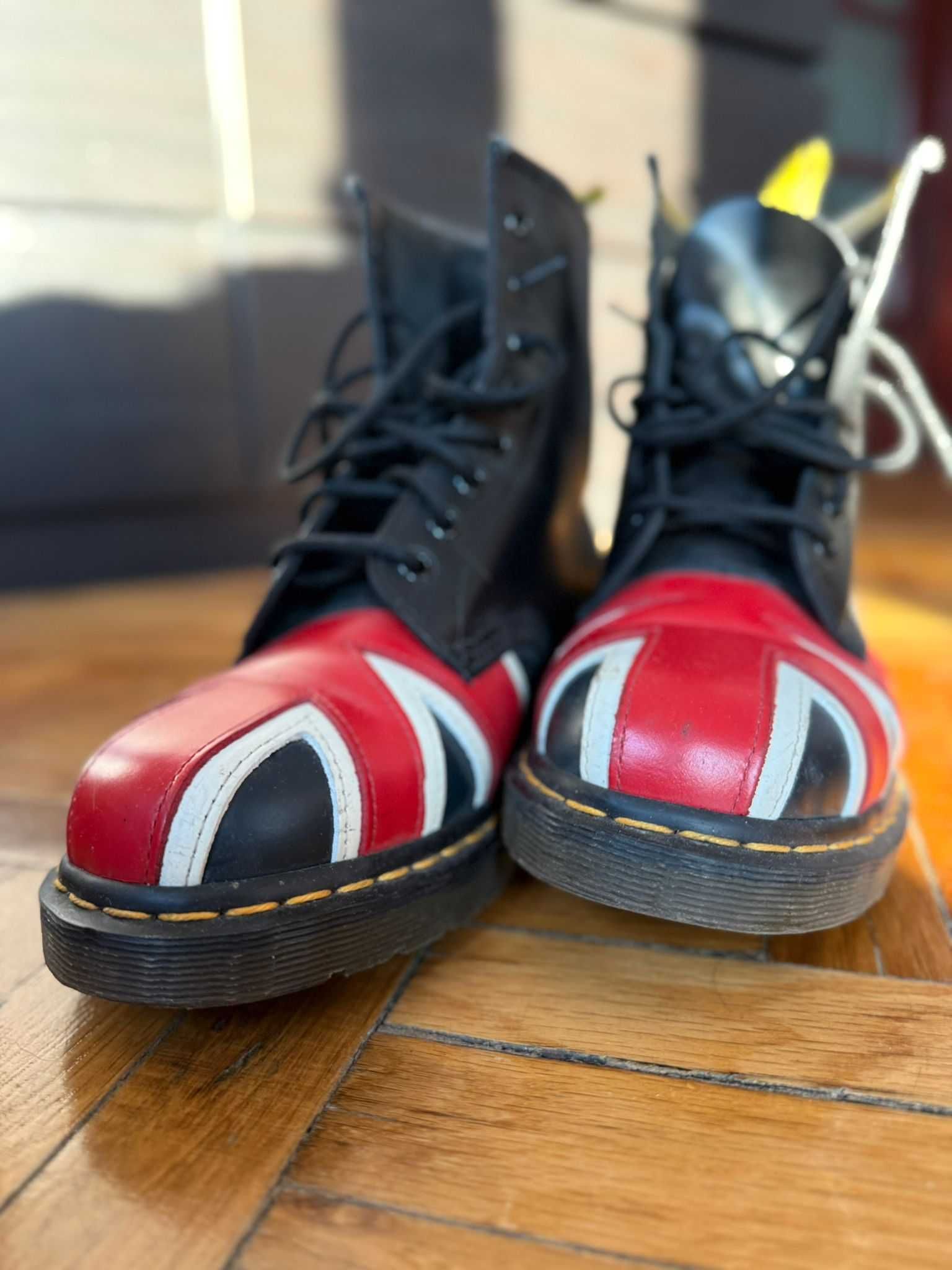Bocanci Dr. Martens steagul UK. mărimea 42.
